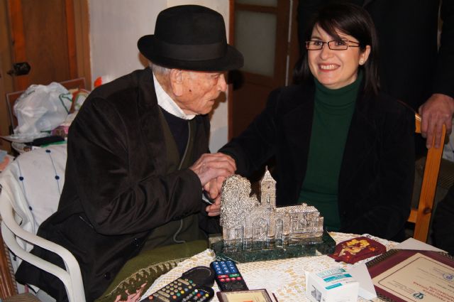 La alcaldesa felicita al Tío Juan Rita en su domicilio por su cien cumpleaños, Foto 1