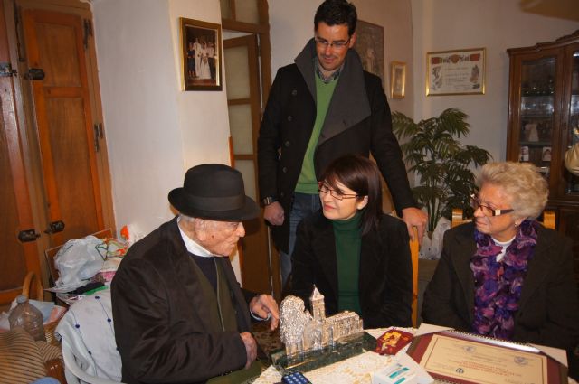 The mayor congratulated the Uncle John Rita at home for his birthday one hundred, Foto 2