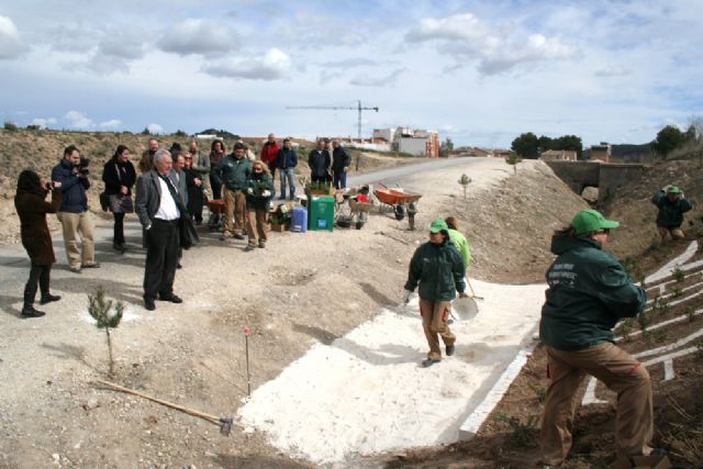 El Taller de Empleo dinamiza la Vía Verde y ayuda a la inserción laboral, según el director del SEF - 1, Foto 1