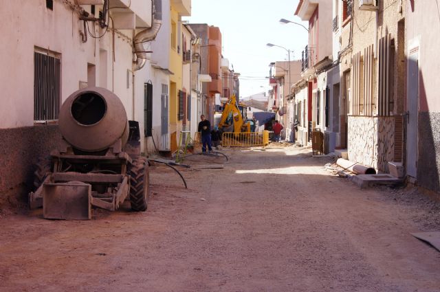 Se reanudan las obras de sustitución de las redes de abastecimiento de agua potable y saneamiento en la calle General Moscardó, Foto 1