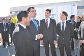 El alcalde acompaña al consejero de Universidades, Empresa e Investigacin en la visita a una cubierta solar ubicada en el polgono de Alhama