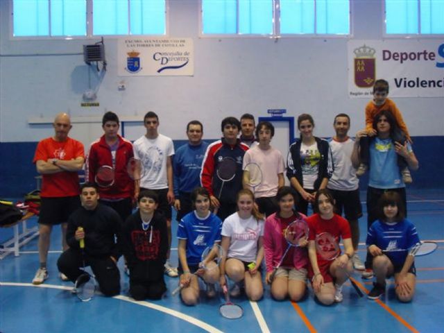 Los jóvenes jugadores de bádminton mejoran su técnica en Las Torres de Cotillas - 1, Foto 1
