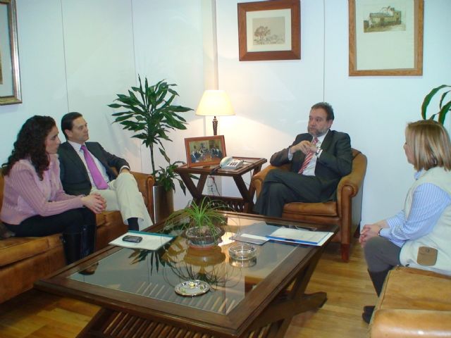 Las concejales de Educación y Empleo visitan al Consejero Constantino Sotoca - 2, Foto 2