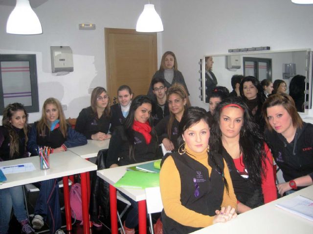 El ayuntamiento imparte un programa de cualificación profesional en Servicos Auxiliares de Peluquería para 15 alumnos - 2, Foto 2