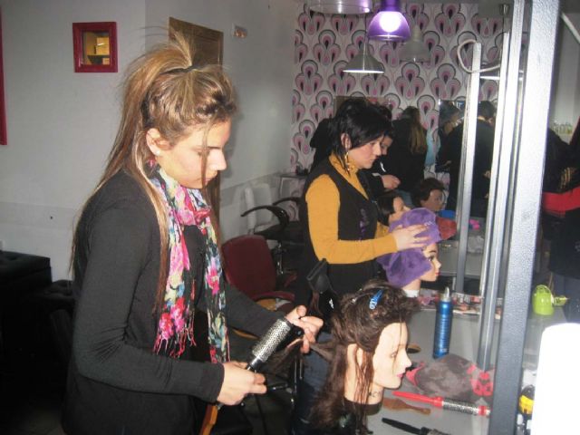 El ayuntamiento imparte un programa de cualificación profesional en Servicos Auxiliares de Peluquería para 15 alumnos - 4, Foto 4