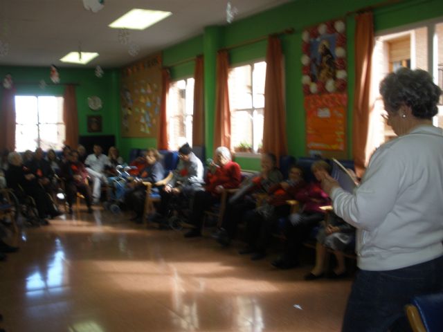 Users of Day Centres for the Elderly Dependents celebrate Valentine's Day by reading poems, Foto 1