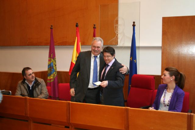 Soria entrega al alcalde de Lorca 13.975 euros, recaudados en cuatro actos benéficos - 2, Foto 2