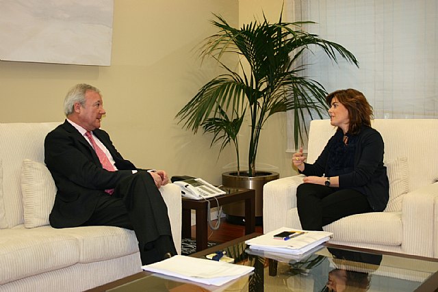 Valcárcel destaca el compromiso de Soraya Sáez de Santamaría para acelerar la reconstrucción de viviendas en Lorca - 1, Foto 1