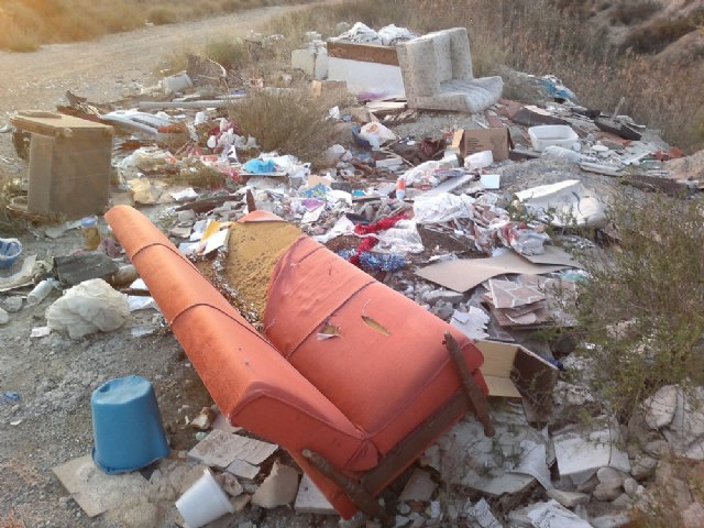 Denuncian un vertedero ilegal en la Cañada Real de los Cabañiles - 1, Foto 1