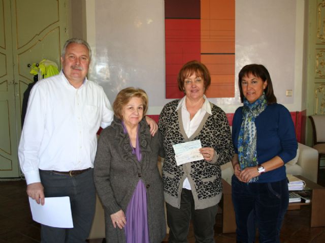 El Ayuntamiento entrega 1.030 euros a la Junta Local de la Lucha Contra el Cáncer - 1, Foto 1