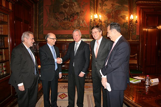 Valcárcel afirma que el pago a proveedores es prioritario para generar liquidez y mover la máquina de la economía española - 1, Foto 1