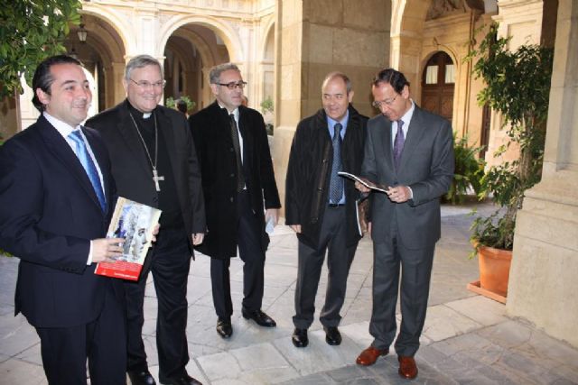 El Alcalde presenta al Pregonero, al Nazareno del Año y la revista oficial de la Semana Santa 2012 - 3, Foto 3