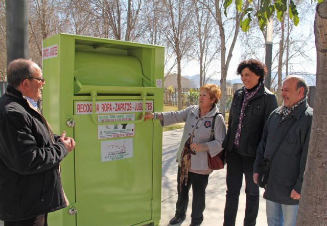 Nuevos contenedores para la recogida de ropa, juguetes y calzado que se donará a Cáritas - 1, Foto 1