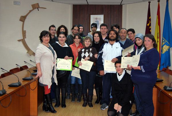 Doce alumnos reciben sus diplomas por el Curso de Estrategias De Autonoma Personal Y Desarrollo De Habilidades Sociales Y Laborales, Foto 6
