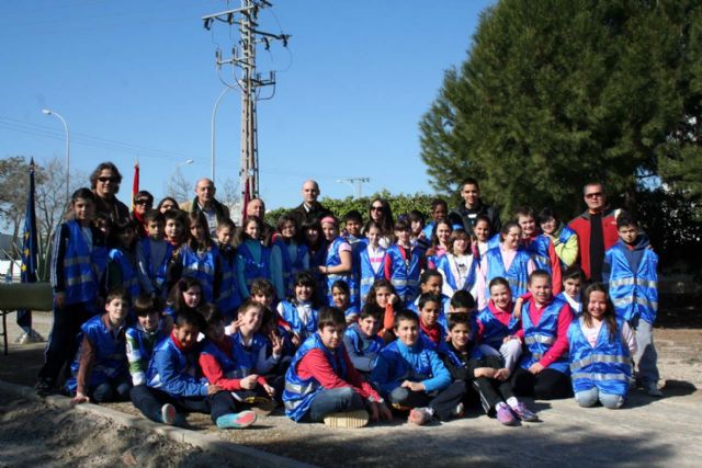 Nuevamente un grupo de escolares de primaria plantan 100 pinos en el polígono industrial oeste - 1, Foto 1