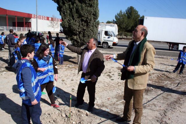 Nuevamente un grupo de escolares de primaria plantan 100 pinos en el polígono industrial oeste - 4, Foto 4