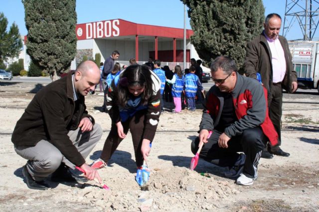 Nuevamente un grupo de escolares de primaria plantan 100 pinos en el polígono industrial oeste - 5, Foto 5