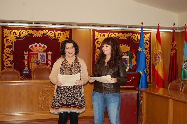Entrega de diplomas a las participantes del curso de capacitación de cuidadores de personas dependientes - 1, Foto 1