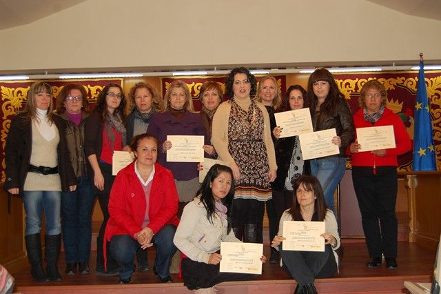 Entrega de diplomas a las participantes del curso de capacitación de cuidadores de personas dependientes - 2, Foto 2