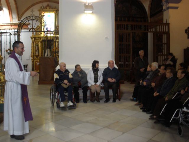 Los usuarios de los Centros de Día de Personas Mayores dependientes visitan la parroquia de santiago con motivo del Miércoles de Ceniza, Foto 2
