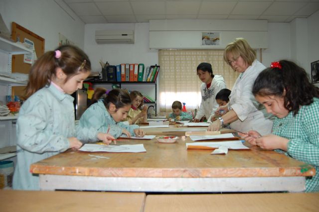 Los niños torreños celebran el Día de la Paz y la No Violencia haciendo manualidades - 1, Foto 1
