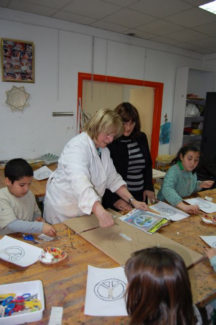 Los niños torreños celebran el Día de la Paz y la No Violencia haciendo manualidades - 3, Foto 3