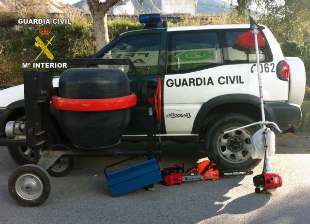 La Guardia Civil detiene a cinco personas por la comisión de robos con fuerza en fincas y residencias rurales - 1, Foto 1