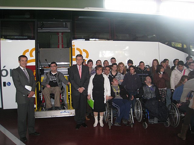 La Comunidad adquiere un nuevo autobús adaptado que dará servicio a personas con discapacidad - 2, Foto 2