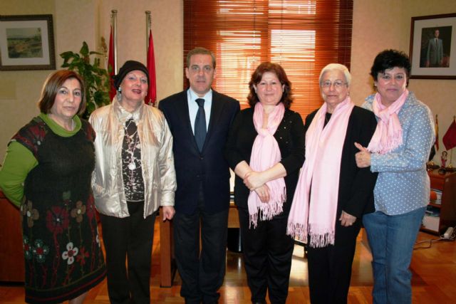 El alcalde de alcantarilla recibió en el ayuntamiento a las mujeres premiadas con los iv premios del área de la mujer 2012 - 1, Foto 1
