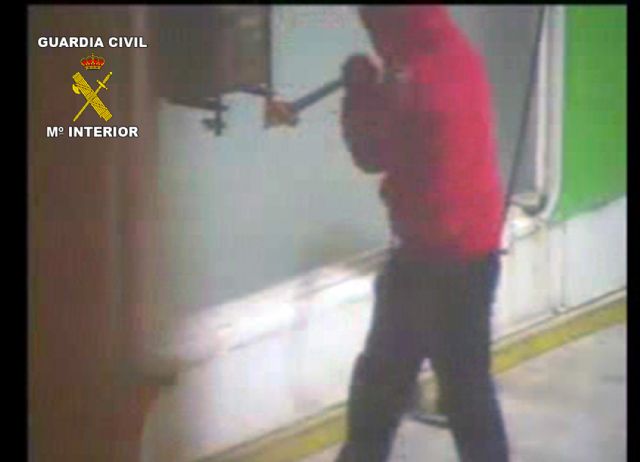 La Guardia Civil al responsable de la oleada de robos en cajetines de recaudación de lavaderos de gasolineras - 1, Foto 1