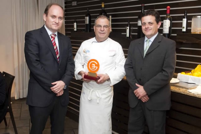 De izquierda a derecha: Jose Ramón Carrasco (Presidente Club Murcia Gourmet), Jose María Alcaraz (Resp. Rest. Los Churrascos) y Vicente Vicents (Resp. de Imagen Club Murcia Gourmet), Foto 1