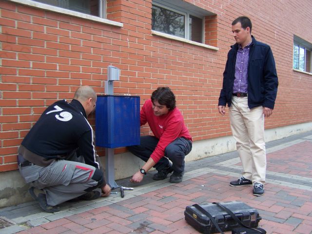 Más de un centenar de nuevas papeleras se intalan desde hoy en calles y paseos de Águilas - 1, Foto 1