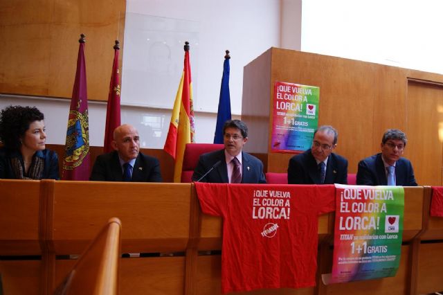 Pinturas Titán dona al Ayuntamiento de Lorca 2.160 litros de pintura asfáltica para los pasos de peatones y señalización vial - 1, Foto 1