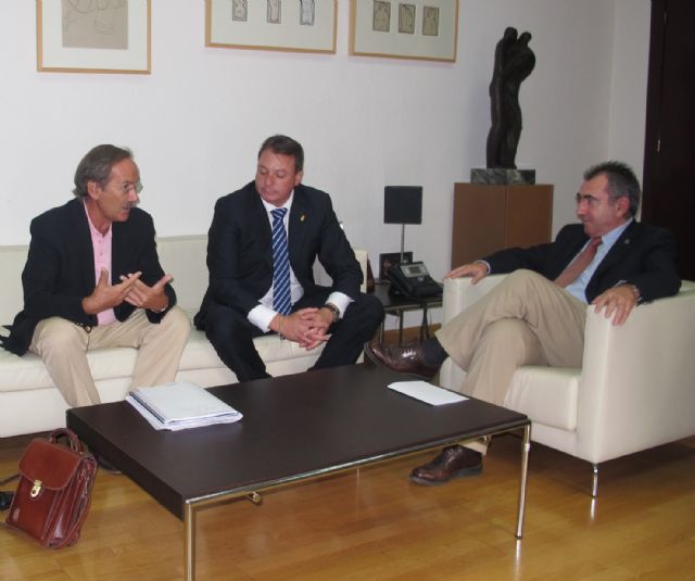 El Alcalde de Ceutí, Juan Felipe Cano, (c ) se entrevistó el pasado mes de noviembre con el entonces consejero de Presidencia, Manuel Campos, para tratar sobre la construcción del resort geriátrico, Foto 1