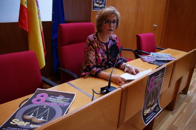 El Ayuntamiento de Lorca celebra el 8 de marzo con escaparates vivientes por la igualdad, un taller de reparaciones domésticas, exposiciones y poesía - 1, Foto 1