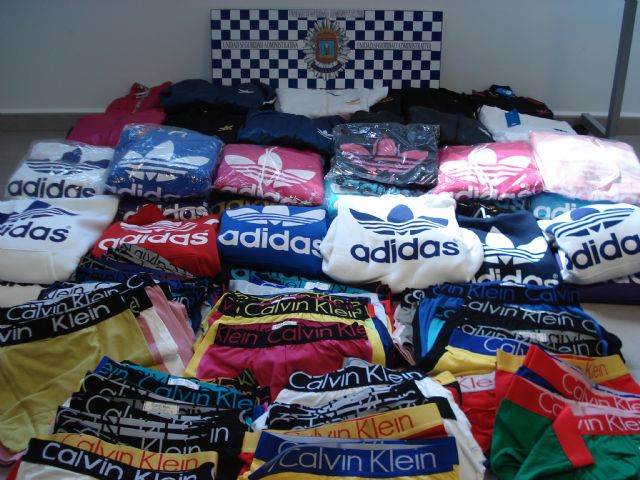 La Policía Local de Lorca detiene a un vendedor de ropa falsificada en el Mercado Semanal del Huerto de la Rueda - 1, Foto 1