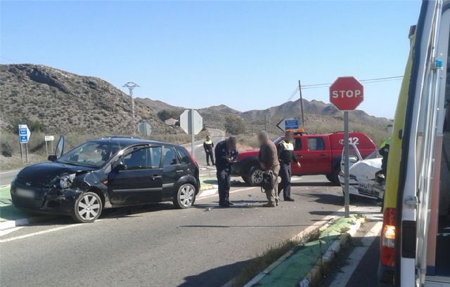 Cruz Roja Española de Águilas asiste un grave accidente de tráfico ocurrido durante la mañana de hoy martes en la Carretera de Calabardina - 1, Foto 1