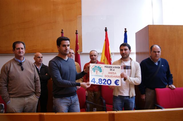 El Ayuntamiento recibe una ayuda económica para la Mesa Solidaria de 4.820 euros por parte del Club Senderista de Lorca La Carrasca - 1, Foto 1