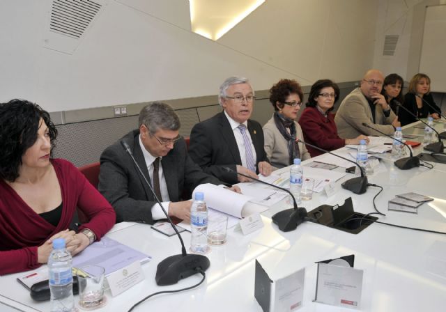 Las mujeres presentan mejores resultados académicos que los hombres, según un informe de la Universidad de Murcia - 2, Foto 2