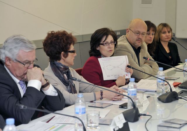 Las mujeres presentan mejores resultados académicos que los hombres, según un informe de la Universidad de Murcia - 4, Foto 4