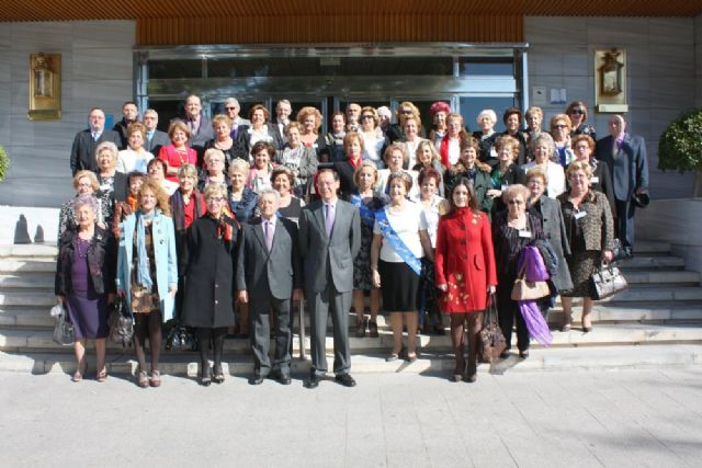 Las 33 candidatas a Reina de los Mayores 2012 comparten un desayuno con el Alcalde antes de iniciar su jornada de convivencia en Los Alcázares - 1, Foto 1