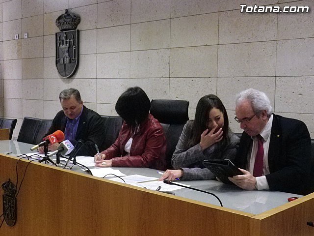 La alcaldesa y el presidente de Amusal firman un convenio de colaboración, Foto 2