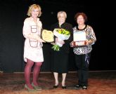 Carmen Martnez, de 83 años, recibe el homenaje de la concejala de Igualdad y de las mujeres del municipio