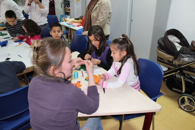 Los niños torreños lo pasan en grande confeccionando sus propias marionetas - 1, Foto 1