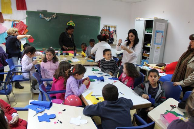 Los niños torreños lo pasan en grande confeccionando sus propias marionetas - 2, Foto 2
