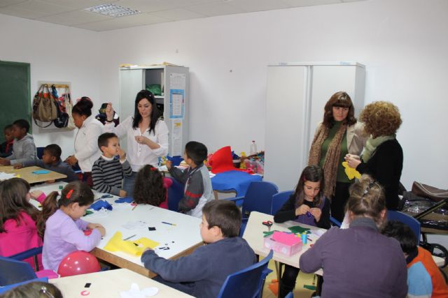 Los niños torreños lo pasan en grande confeccionando sus propias marionetas - 4, Foto 4