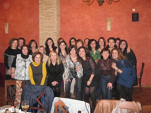 Las alumnas de la promoción 1984-1985 del Colegio La Milagrosa de Totana organizaron una cena, Foto 1