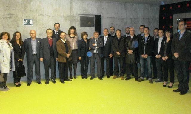 El Pabellón Multiusos de Águilas ya luce con el nombre de 'Diego Calvo Valera' - 1, Foto 1