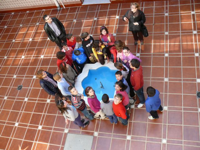 Durante la mañana del pasado viernes, un grupo de alumnos de quinto curso del CEIP Mariano Suárez visitó el Ayuntamiento - 1, Foto 1