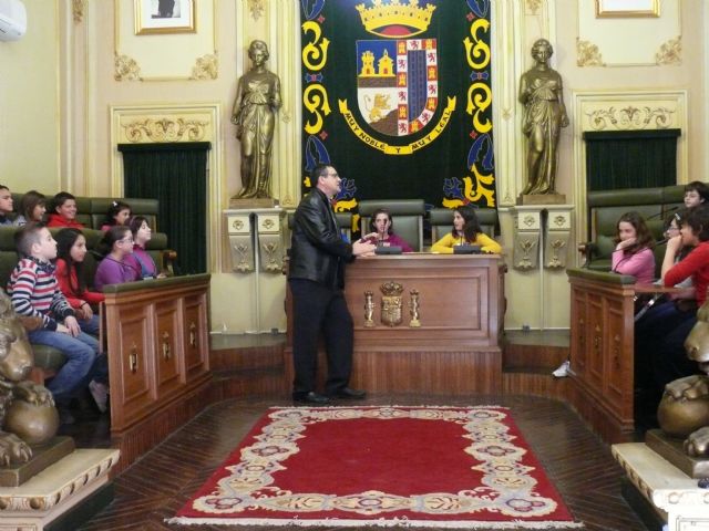 Durante la mañana del pasado viernes, un grupo de alumnos de quinto curso del CEIP Mariano Suárez visitó el Ayuntamiento - 2, Foto 2